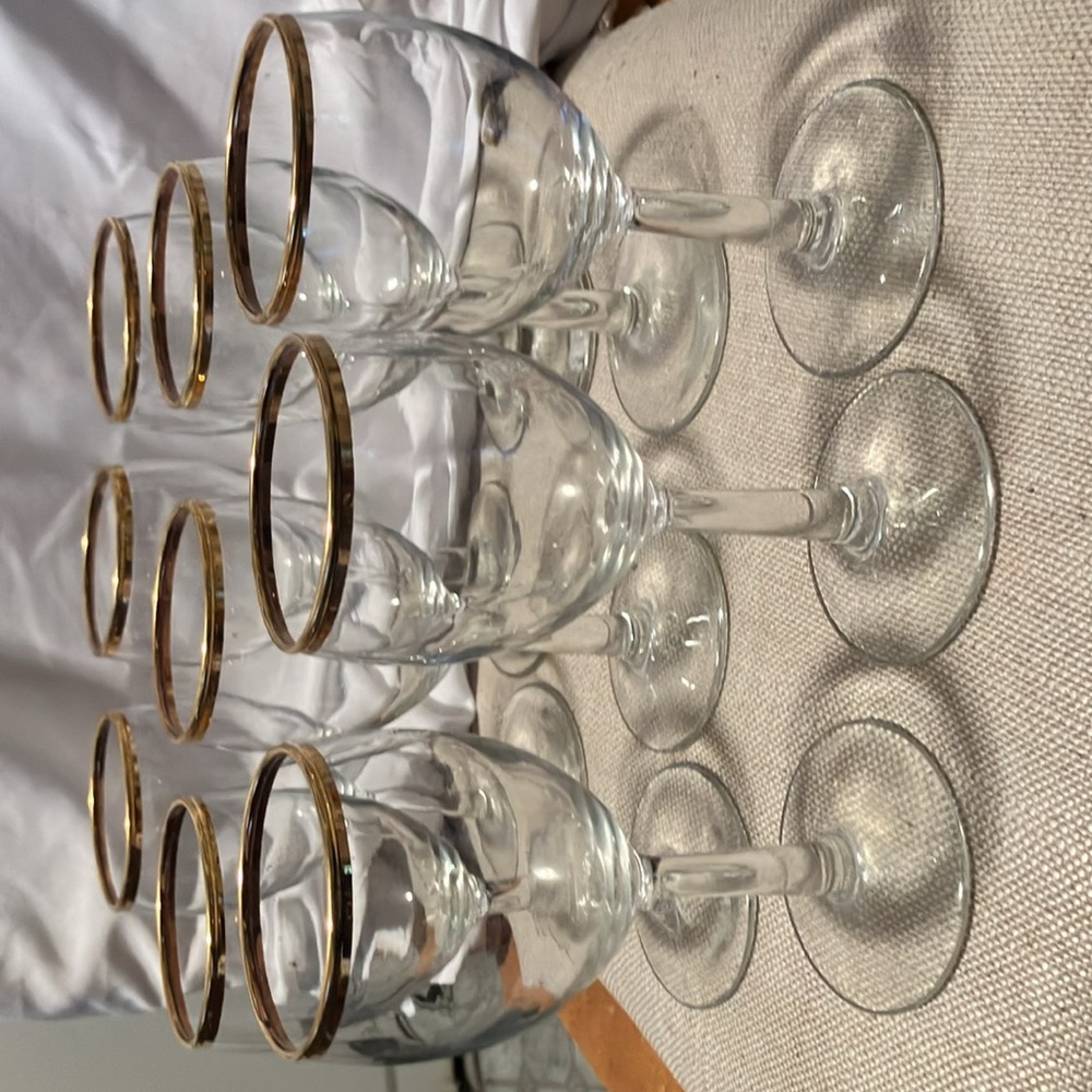 Like new.   Set of 9 simple wine glasses (from 1990s-2000s ). with gold edge - Picture 9 of 10